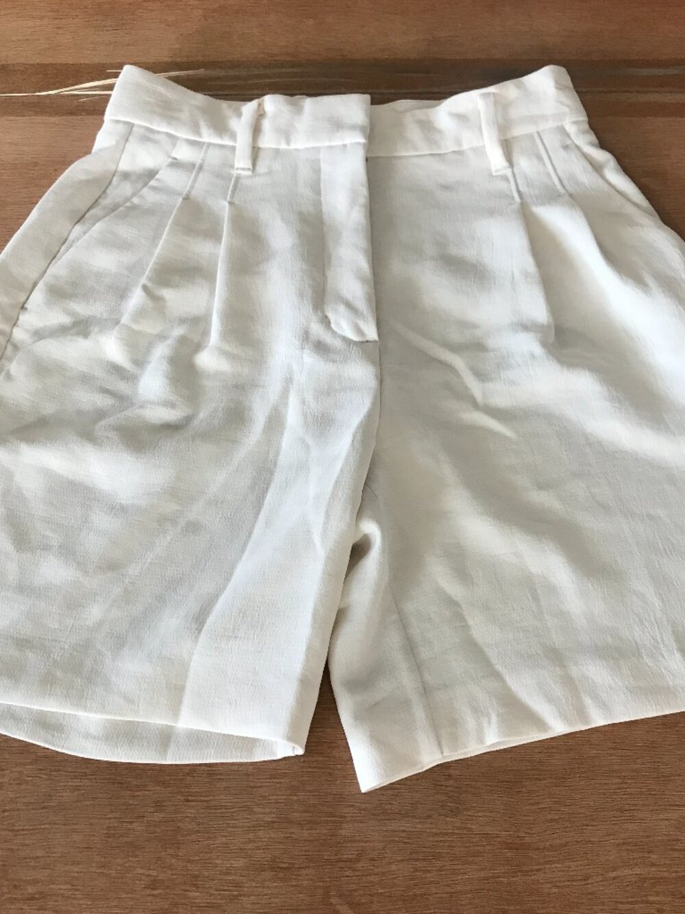 Wifred Aritzia High Waisted Pleated Shorts Women 2 Beige Pockets Athleisure